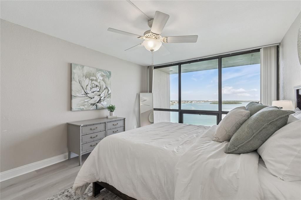 合同活跃: $339,000 (1 贝兹, 1 浴室, 915 平方英尺)