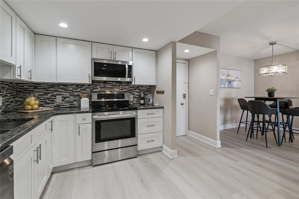 合同活跃: $339,000 (1 贝兹, 1 浴室, 915 平方英尺)