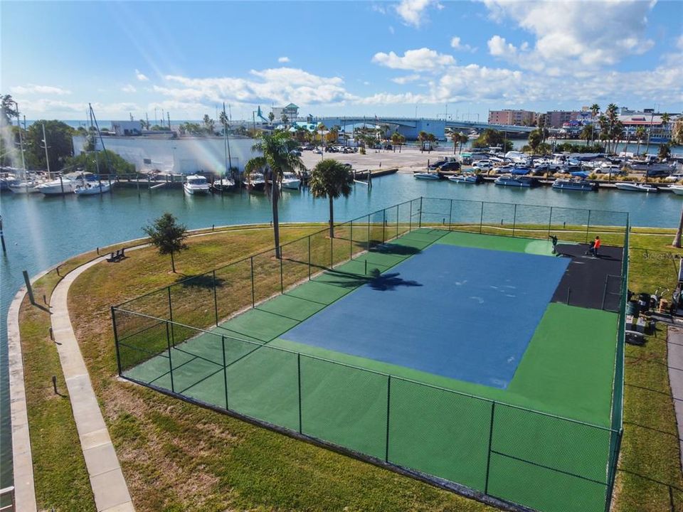 合同活跃: $339,000 (1 贝兹, 1 浴室, 915 平方英尺)