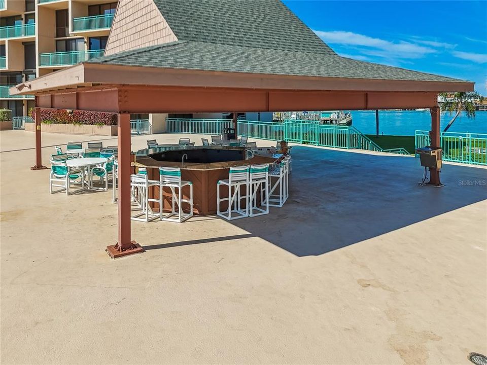 合同活跃: $339,000 (1 贝兹, 1 浴室, 915 平方英尺)