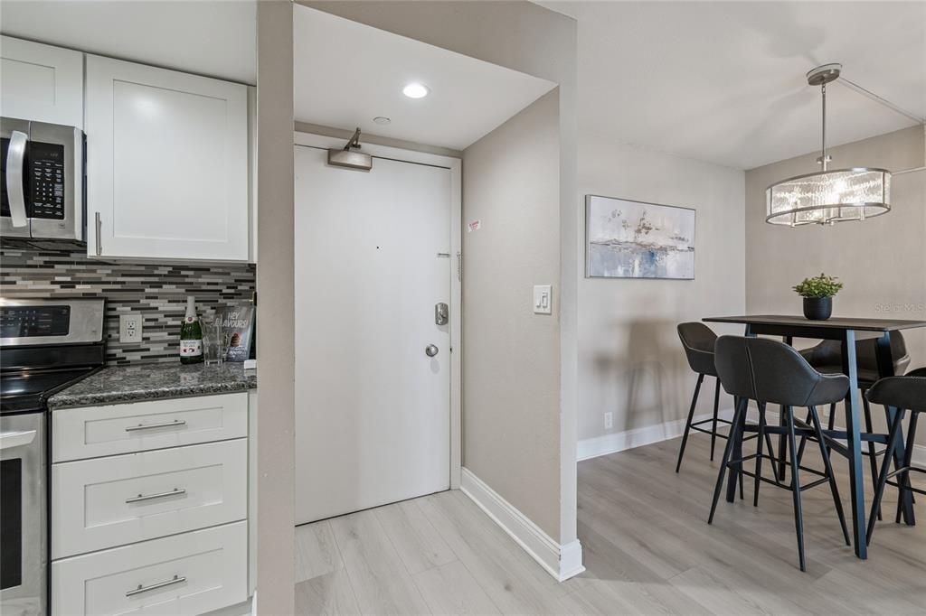 合同活跃: $339,000 (1 贝兹, 1 浴室, 915 平方英尺)