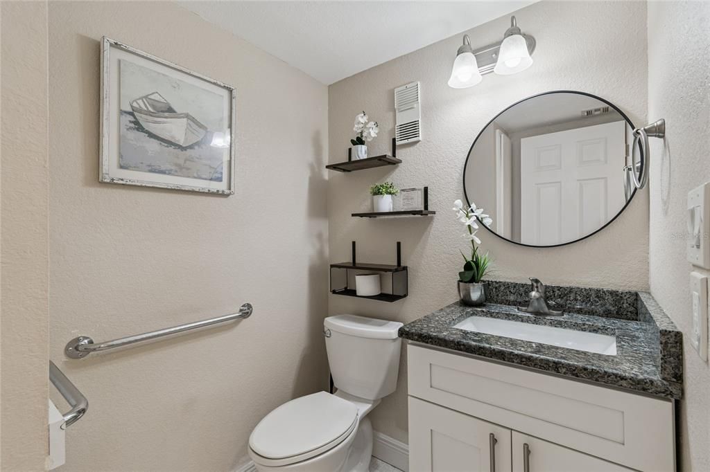 合同活跃: $339,000 (1 贝兹, 1 浴室, 915 平方英尺)