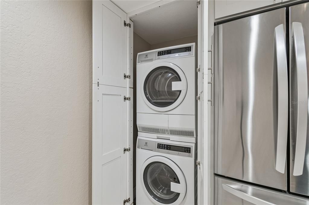 合同活跃: $339,000 (1 贝兹, 1 浴室, 915 平方英尺)