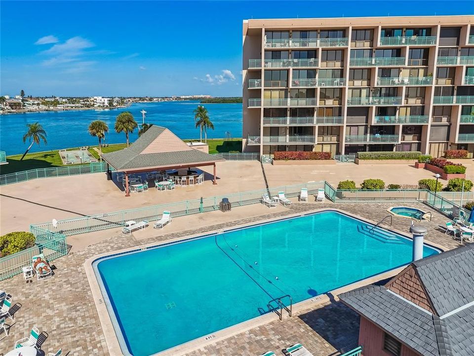 合同活跃: $339,000 (1 贝兹, 1 浴室, 915 平方英尺)