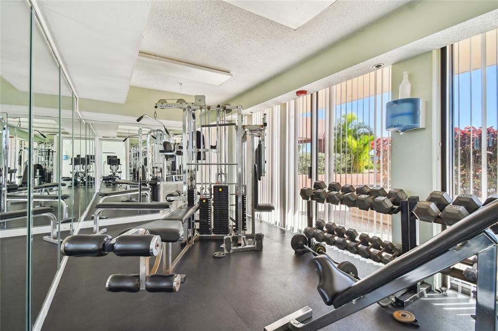 合同活跃: $339,000 (1 贝兹, 1 浴室, 915 平方英尺)