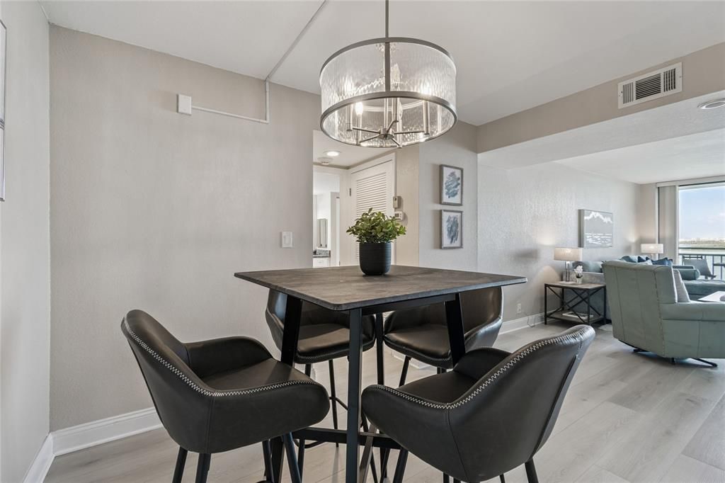 合同活跃: $339,000 (1 贝兹, 1 浴室, 915 平方英尺)