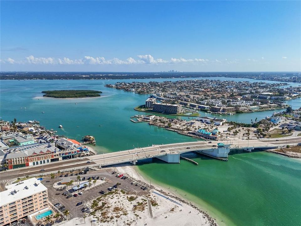 合同活跃: $339,000 (1 贝兹, 1 浴室, 915 平方英尺)