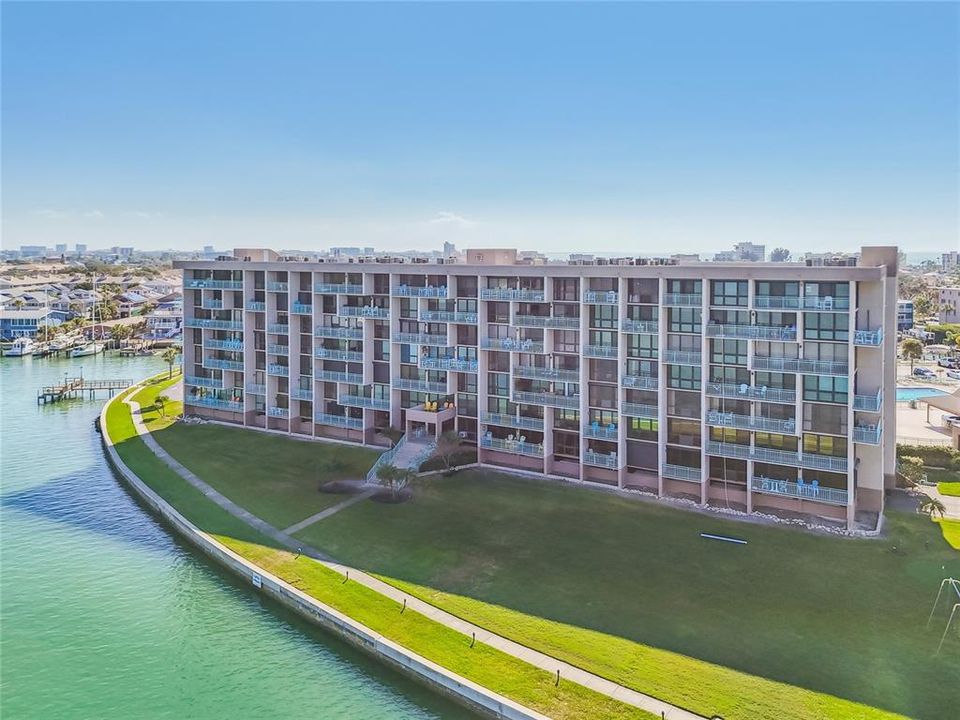 合同活跃: $339,000 (1 贝兹, 1 浴室, 915 平方英尺)