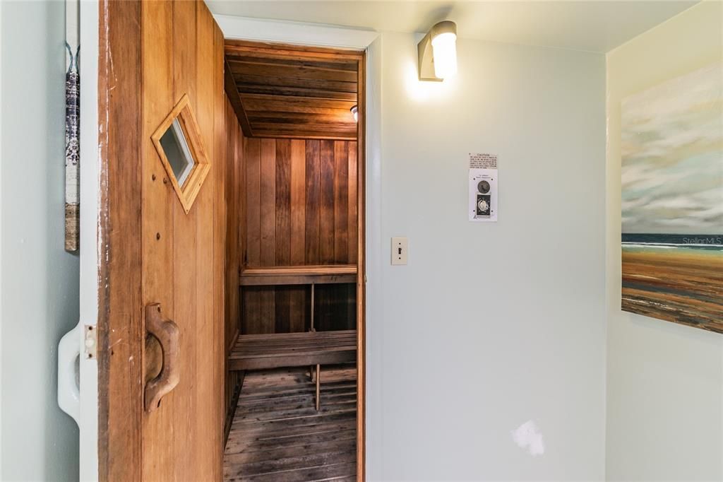 合同活跃: $339,000 (1 贝兹, 1 浴室, 915 平方英尺)