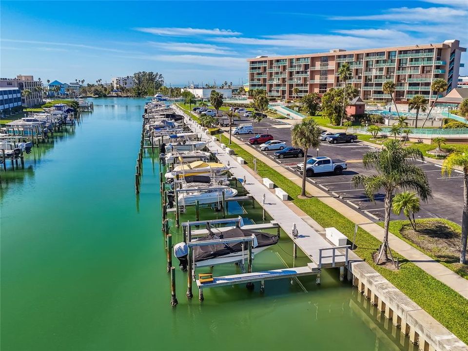 合同活跃: $339,000 (1 贝兹, 1 浴室, 915 平方英尺)