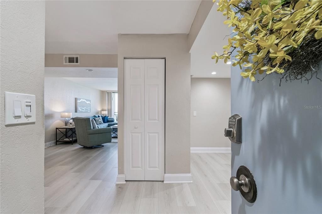 合同活跃: $339,000 (1 贝兹, 1 浴室, 915 平方英尺)