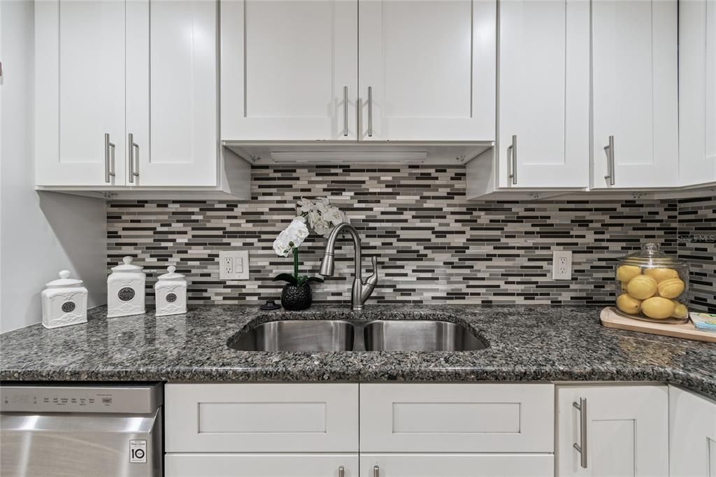 合同活跃: $339,000 (1 贝兹, 1 浴室, 915 平方英尺)