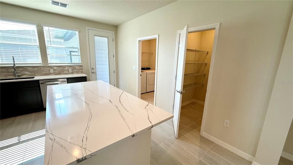 出租: $2,475 (3 贝兹, 2 浴室, 1652 平方英尺)