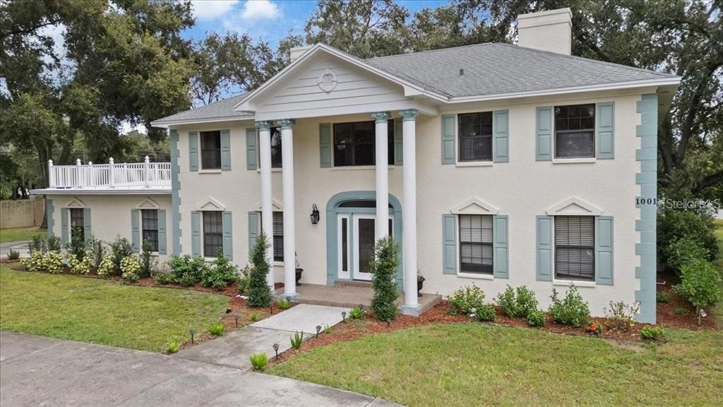 En Venta: $875,000 (4 camas, 3 baños, 3200 Pies cuadrados)