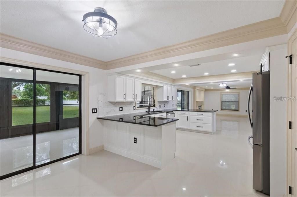 En Venta: $875,000 (4 camas, 3 baños, 3200 Pies cuadrados)