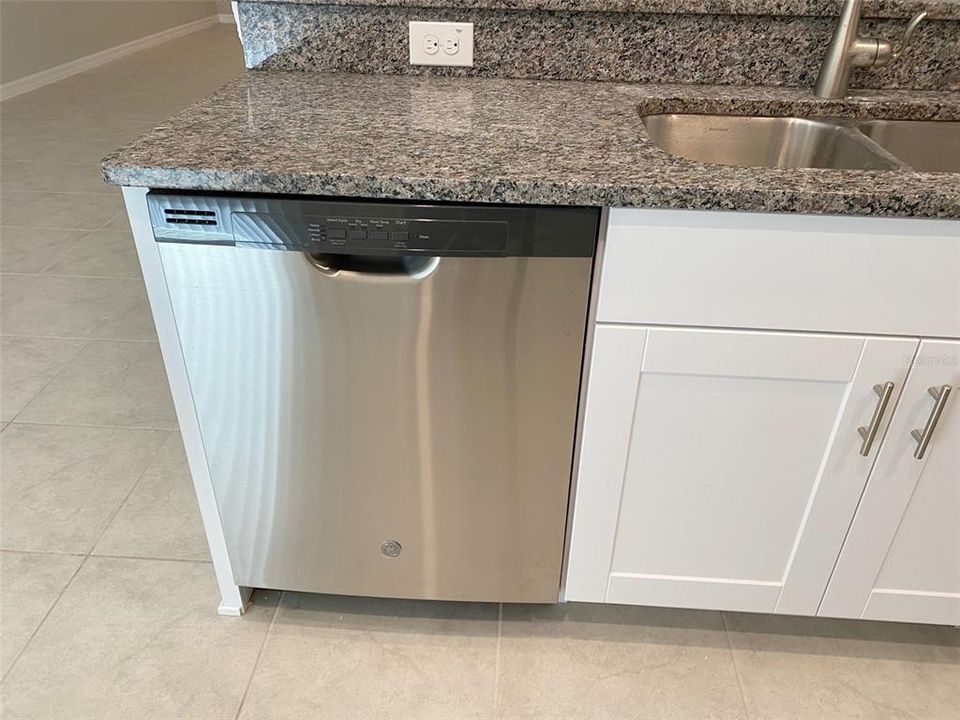 出租: $2,100 (3 贝兹, 2 浴室, 1666 平方英尺)