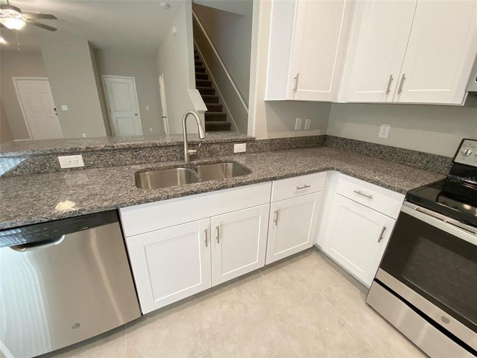 出租: $2,100 (3 贝兹, 2 浴室, 1666 平方英尺)