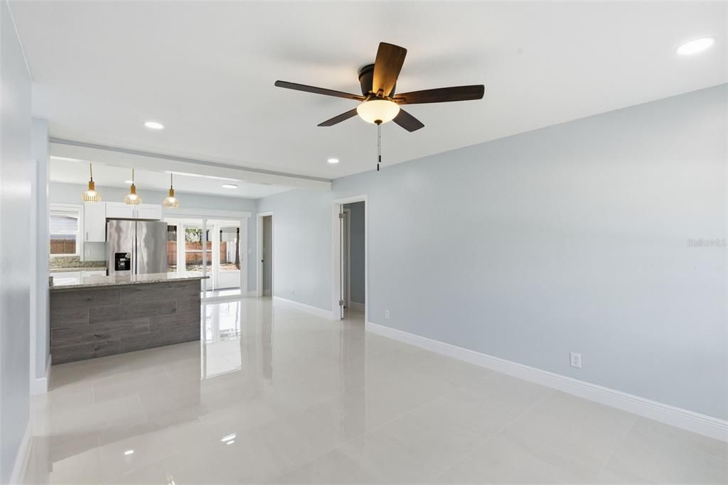 En Venta: $395,000 (4 camas, 2 baños, 1426 Pies cuadrados)