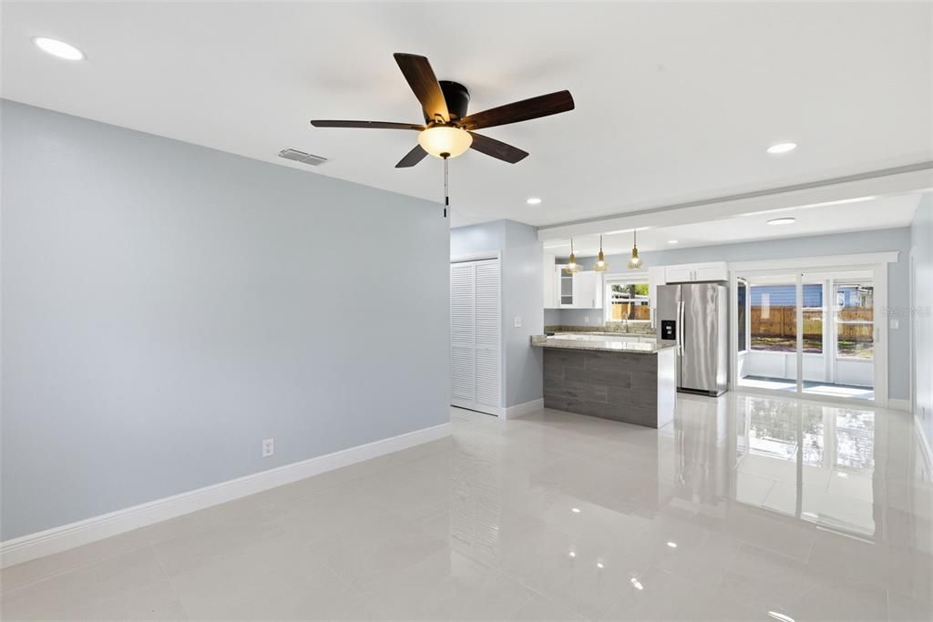 En Venta: $395,000 (4 camas, 2 baños, 1426 Pies cuadrados)