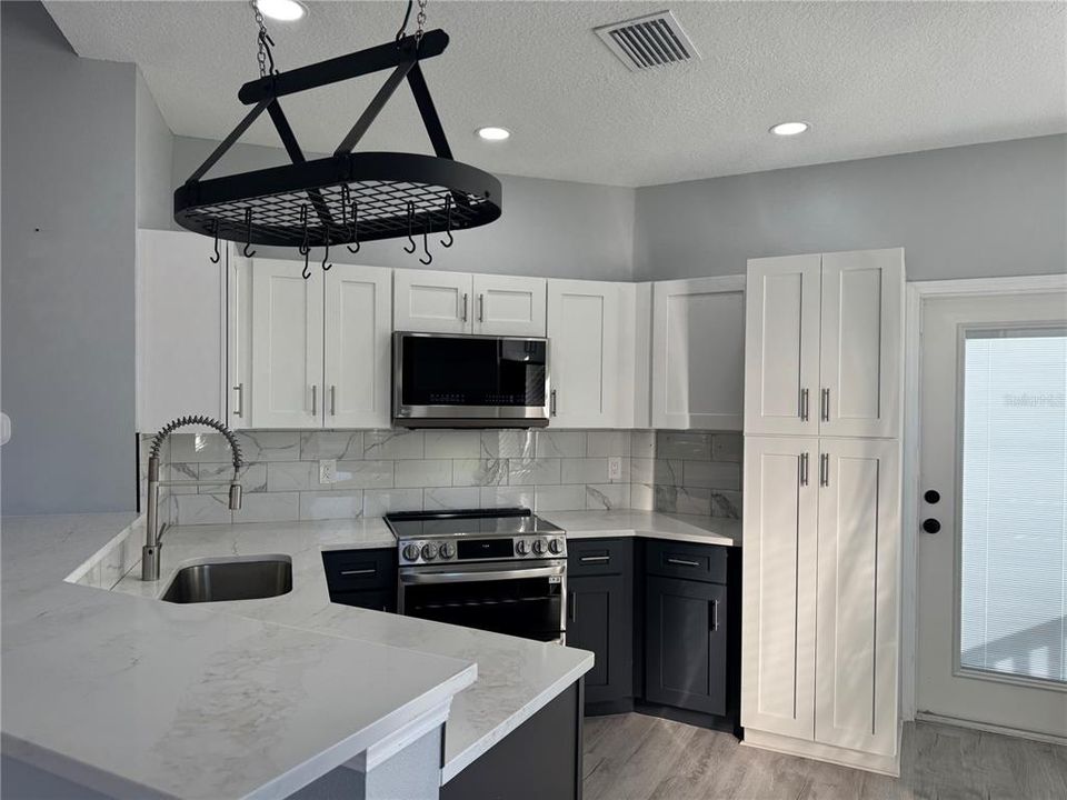 出租: $2,100 (2 贝兹, 2 浴室, 1353 平方英尺)