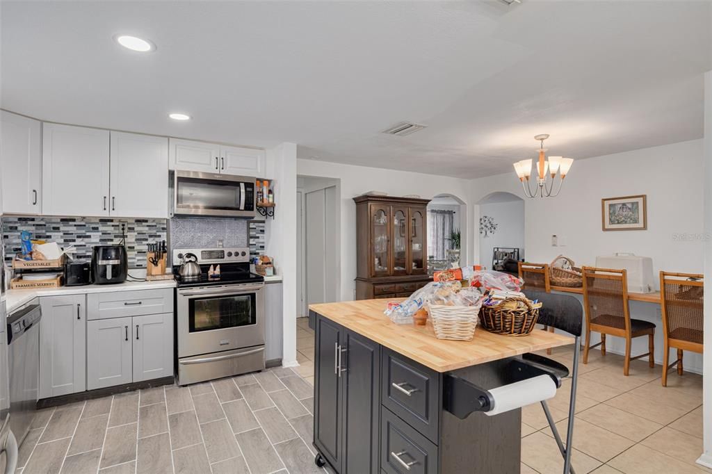 For Sale: $300,000 (3 beds, 2 baths, 1558 Square Feet)