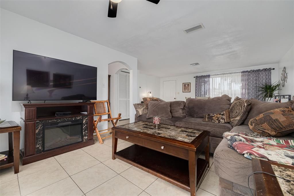 For Sale: $300,000 (3 beds, 2 baths, 1558 Square Feet)
