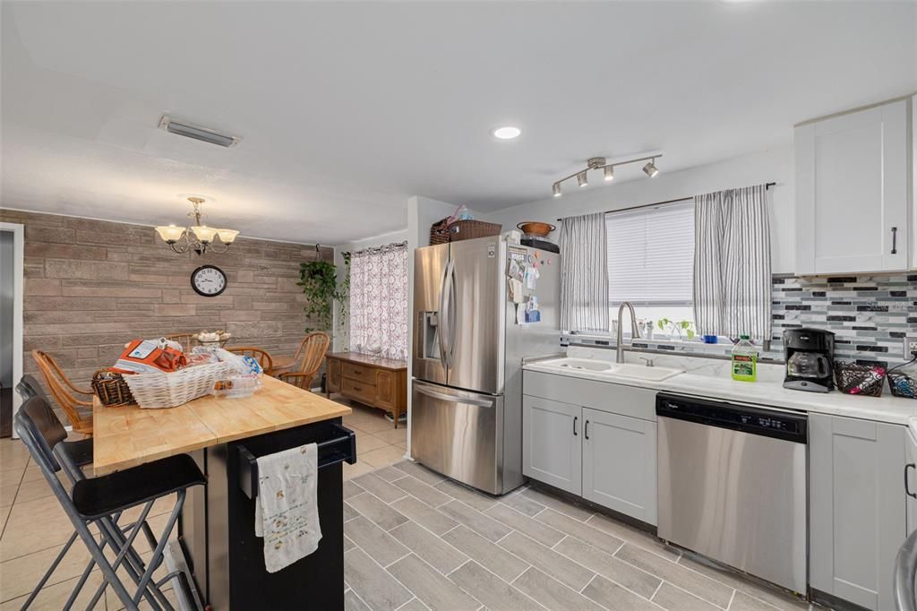 For Sale: $300,000 (3 beds, 2 baths, 1558 Square Feet)