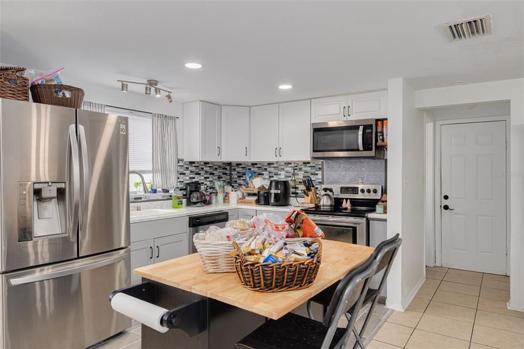 For Sale: $300,000 (3 beds, 2 baths, 1558 Square Feet)