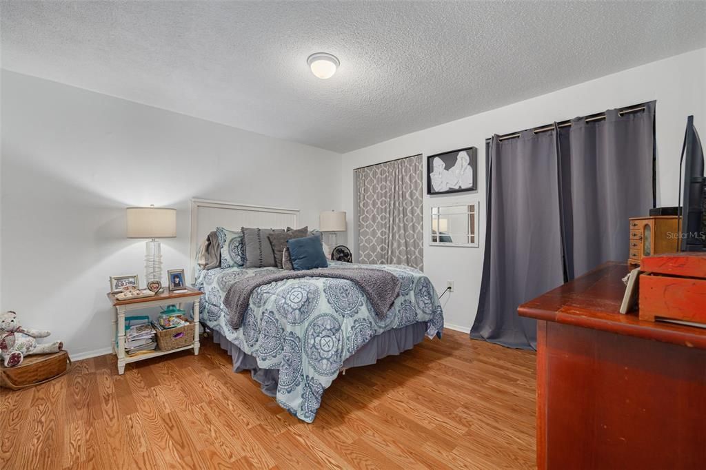 For Sale: $300,000 (3 beds, 2 baths, 1558 Square Feet)