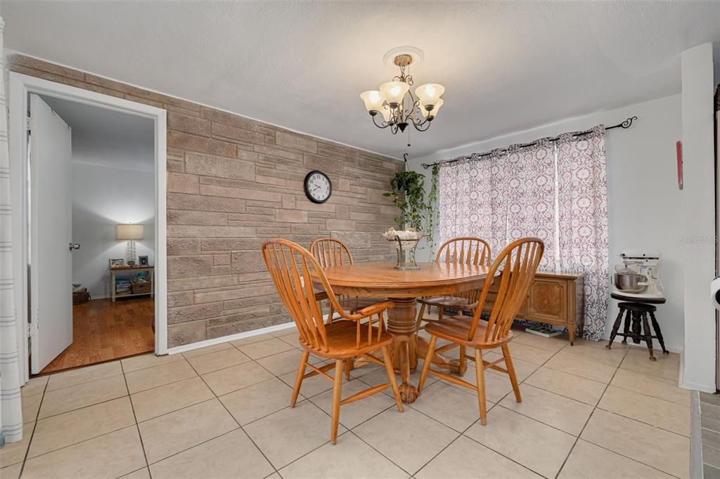 For Sale: $300,000 (3 beds, 2 baths, 1558 Square Feet)