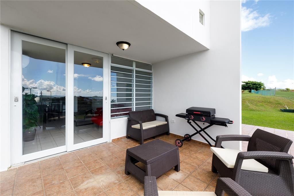 待售: $230,000 (3 贝兹, 2 浴室, 1077 平方英尺)