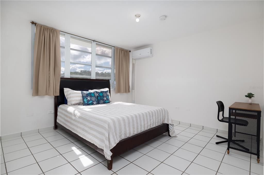 待售: $230,000 (3 贝兹, 2 浴室, 1077 平方英尺)