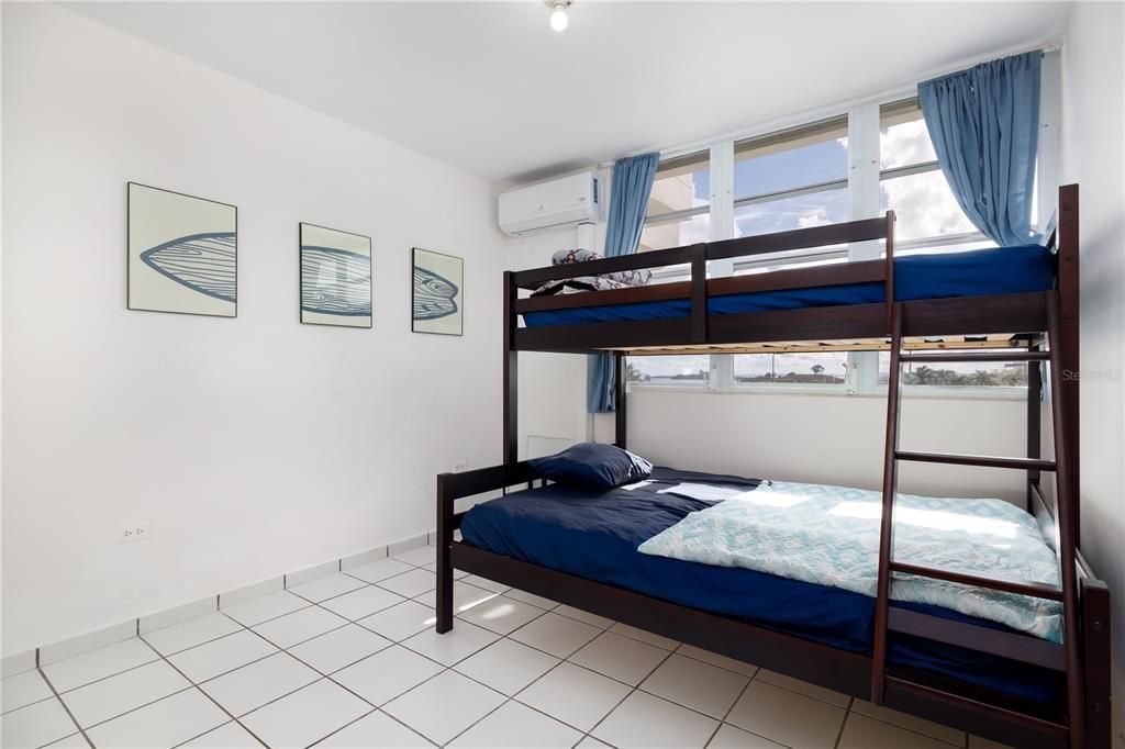 待售: $230,000 (3 贝兹, 2 浴室, 1077 平方英尺)