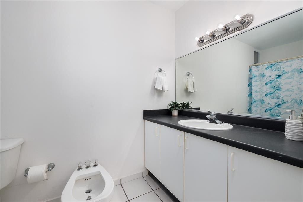 待售: $230,000 (3 贝兹, 2 浴室, 1077 平方英尺)