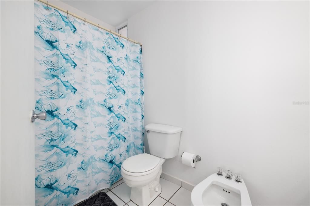 待售: $230,000 (3 贝兹, 2 浴室, 1077 平方英尺)