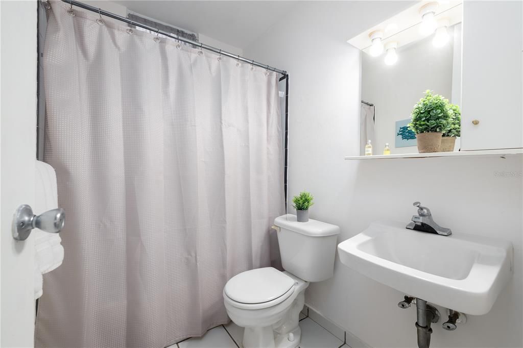 待售: $230,000 (3 贝兹, 2 浴室, 1077 平方英尺)