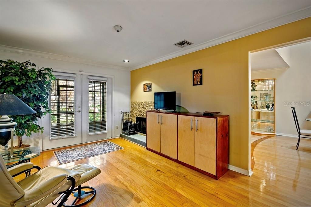 For Sale: $400,000 (3 beds, 2 baths, 1930 Square Feet)