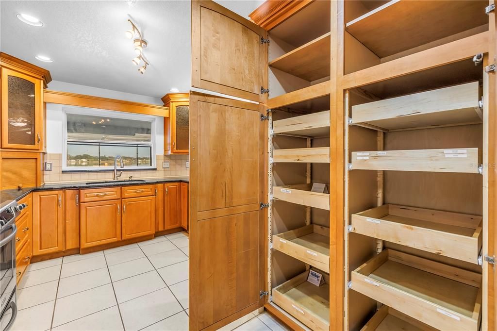 На продажу: $799,900 (4 спален, 2 ванн, 2169 Квадратных фут)