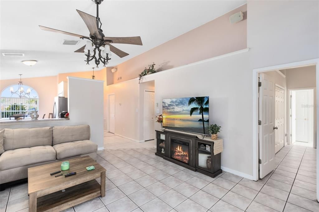 For Sale: $359,900 (3 beds, 2 baths, 1272 Square Feet)