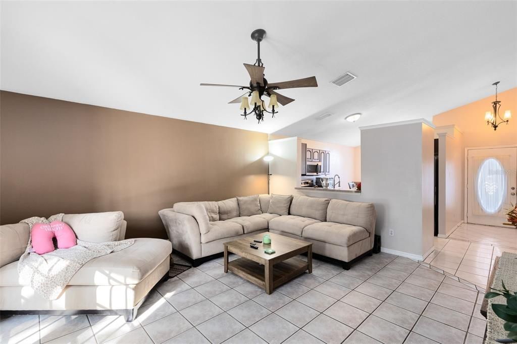 For Sale: $359,900 (3 beds, 2 baths, 1272 Square Feet)