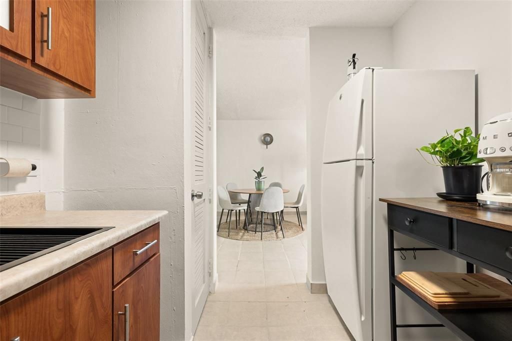 В аренду: $1,800 (3 спален, 1 ванн, 950 Квадратных фут)