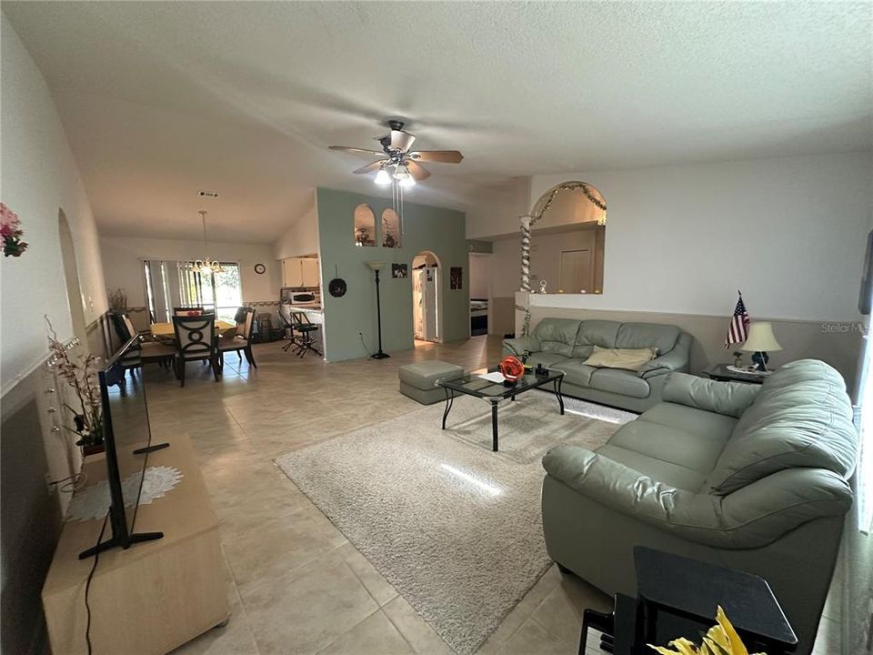 待售: $320,000 (4 贝兹, 2 浴室, 1719 平方英尺)