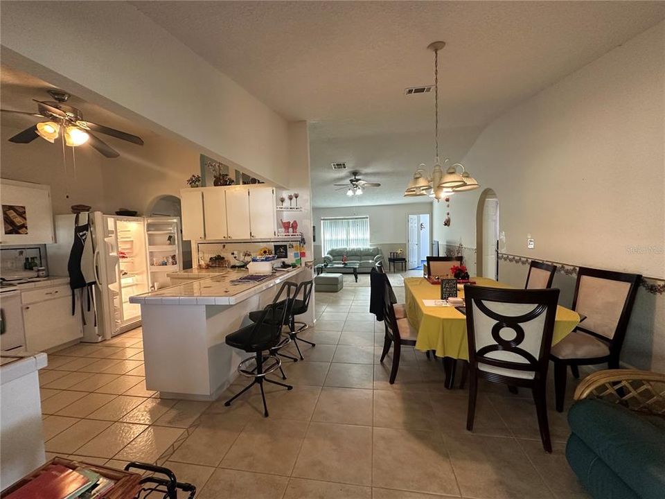 待售: $320,000 (4 贝兹, 2 浴室, 1719 平方英尺)