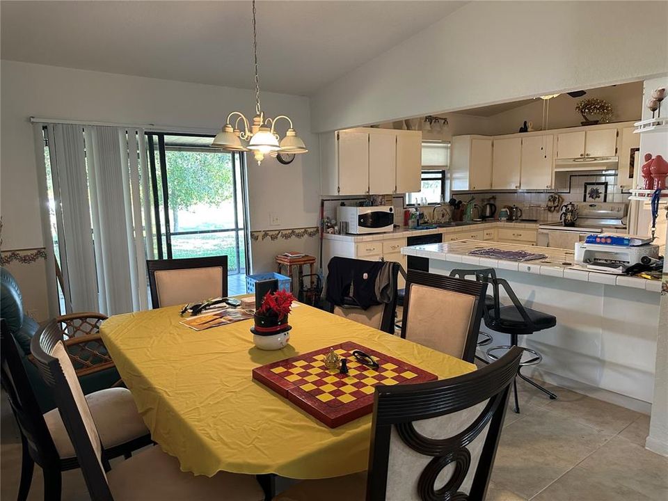 待售: $320,000 (4 贝兹, 2 浴室, 1719 平方英尺)