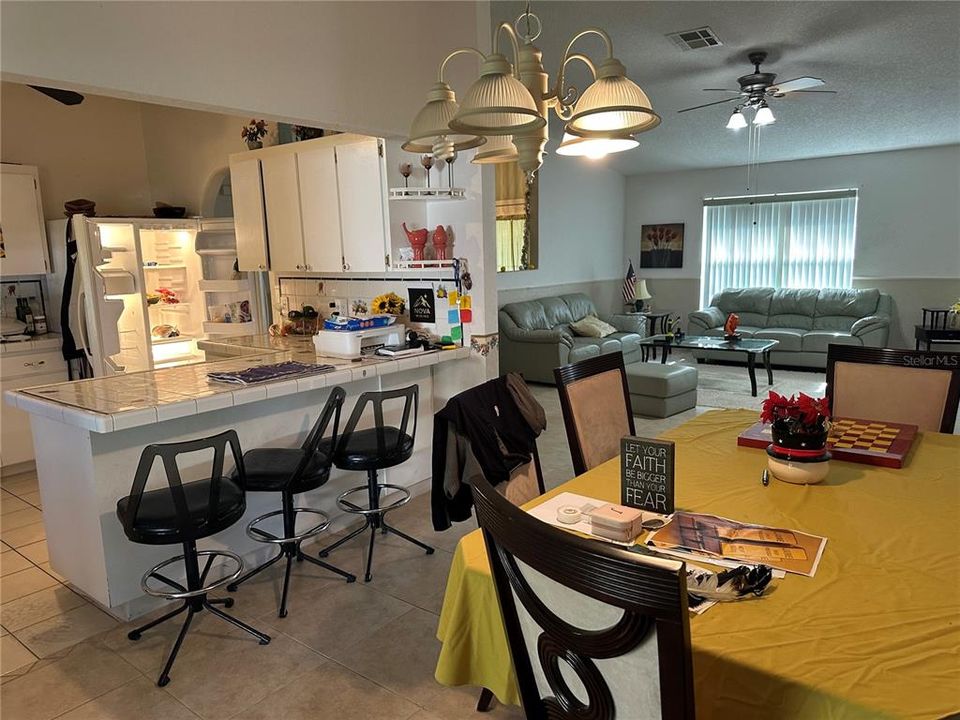 待售: $320,000 (4 贝兹, 2 浴室, 1719 平方英尺)