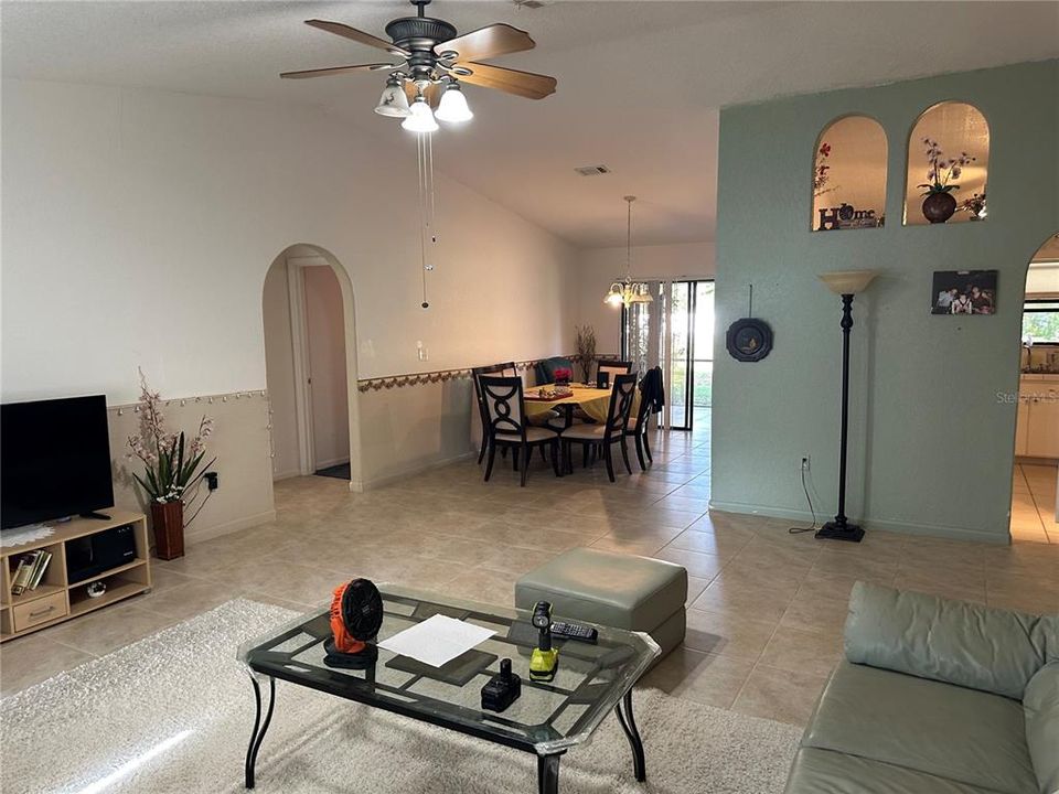 待售: $320,000 (4 贝兹, 2 浴室, 1719 平方英尺)