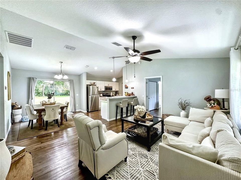 出租: $1,600 (3 贝兹, 2 浴室, 1125 平方英尺)