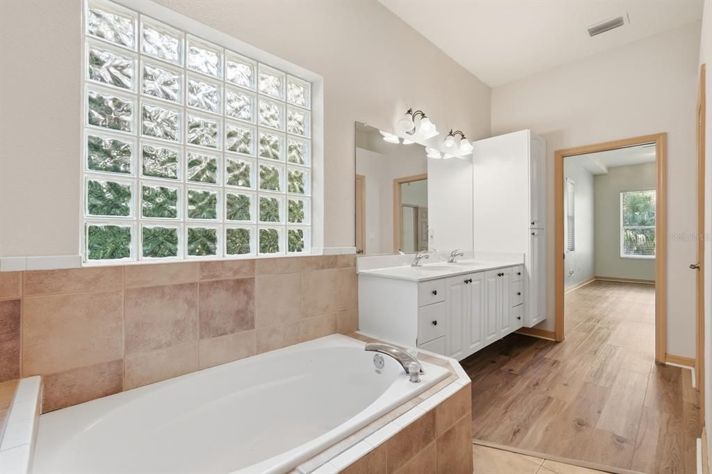 待售: $499,900 (4 贝兹, 2 浴室, 2317 平方英尺)