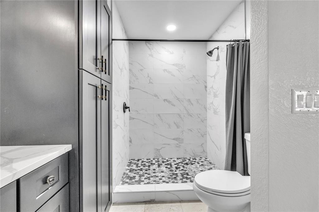 На продажу: $1,275,000 (6 спален, 4 ванн, 5450 Квадратных фут)