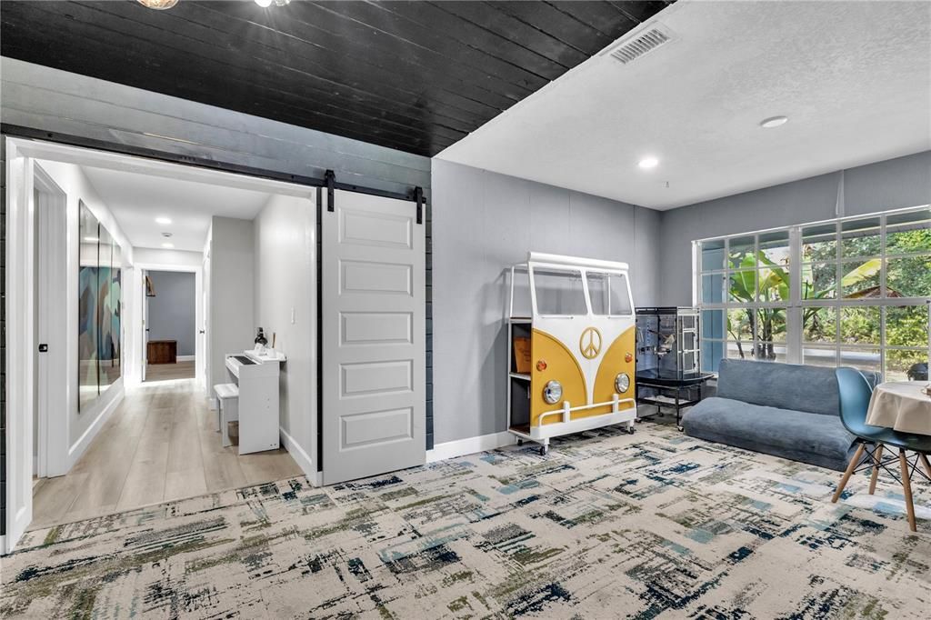 На продажу: $1,275,000 (6 спален, 4 ванн, 5450 Квадратных фут)